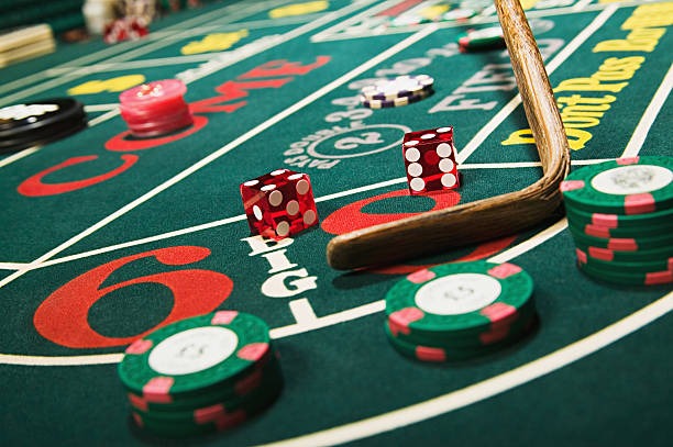 Tampilan antarmuka permainan live dealer NetEnt dengan dealer profesional di studio